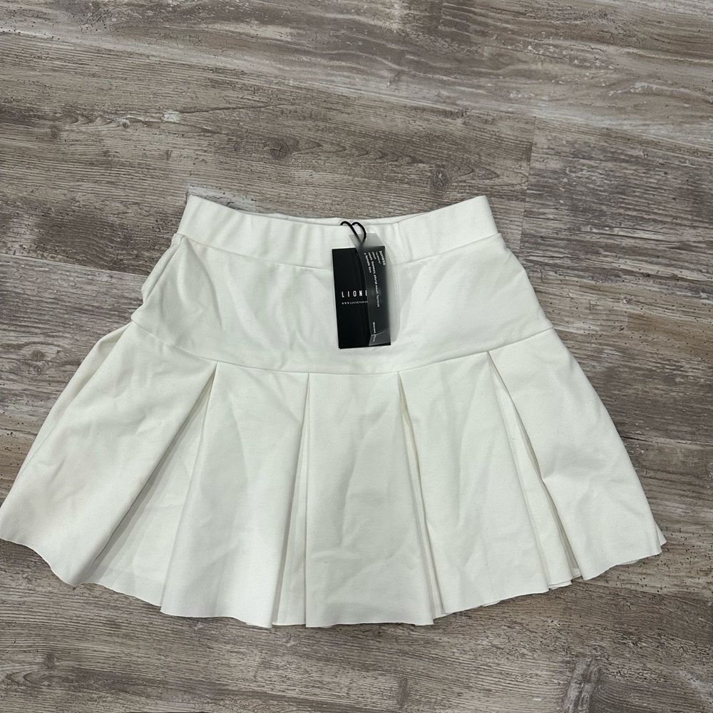 BNWT Lioness Pleated Skirt